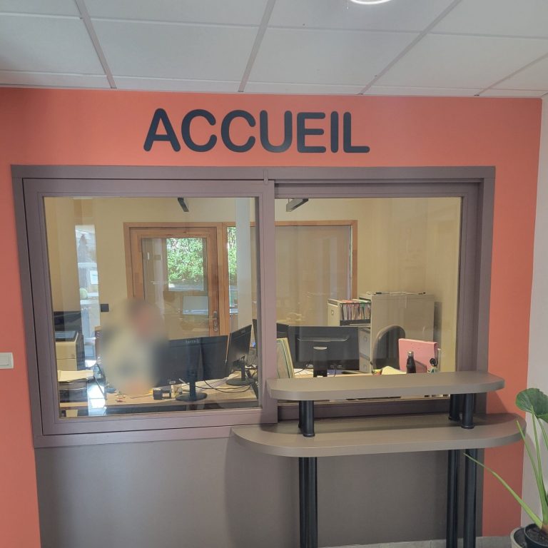 Signalétique noire sur-mesure à Charmes-sur-Rhône