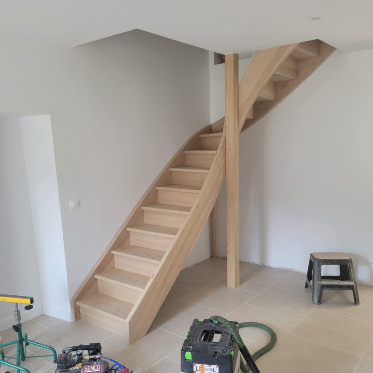 Escalier 1 quart tournant en Châtaigner à Dunière-sur-Eyrieux