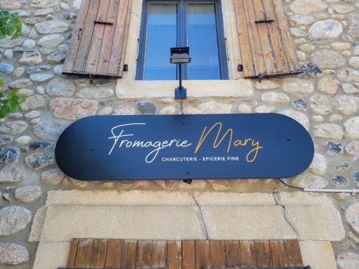 Enseigne boutique avec logo en acrylique découpé au laser sur panneaux bois