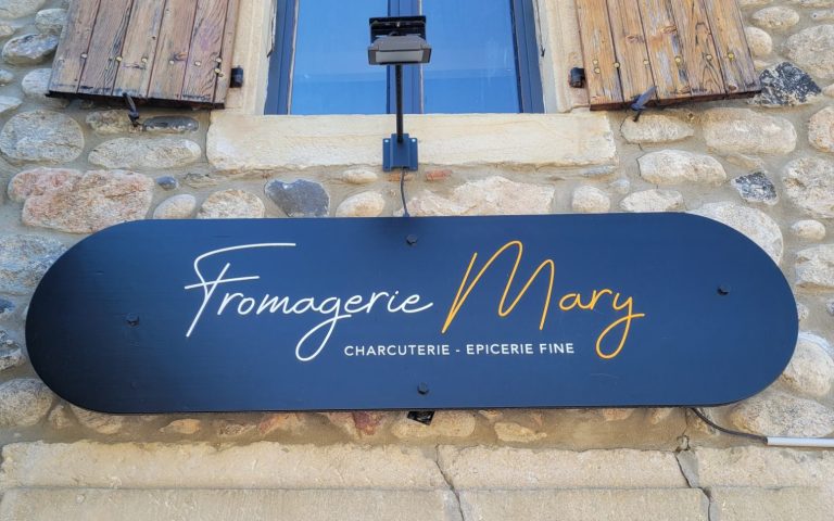 Enseigne de boutique / magasin à Dunière-sur-Eyrieux
