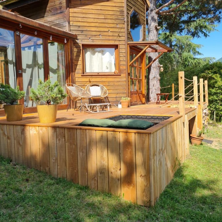 Terrasse en en douglas de pays avec escalier et intégration d'un filet aux Ollières-sur-Eyrieux