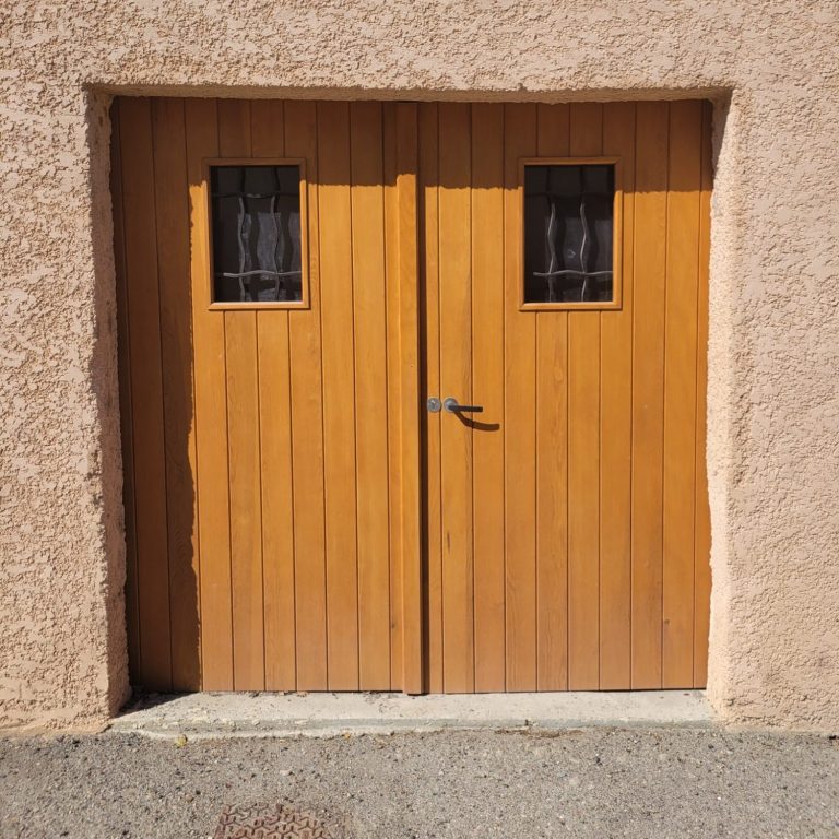 Porte de garage en bois sur mesure réalisée à St Fortunat-sur-Eyrieux