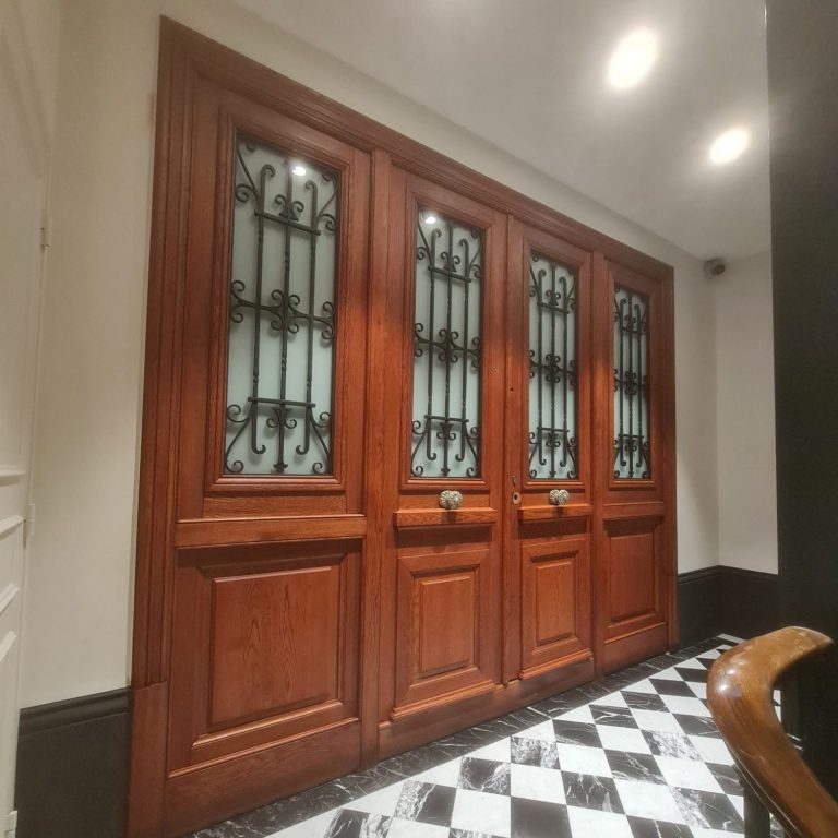 Restauration d'une porte d'époque en chêne à Valence