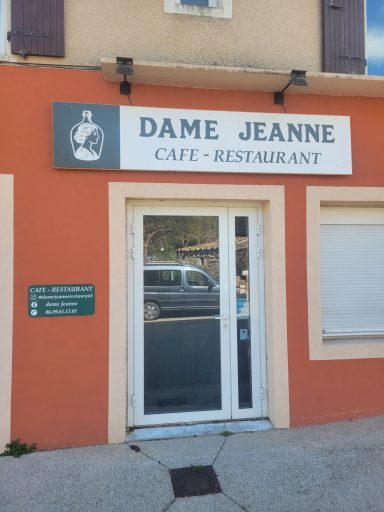 Enseigne boutique avec logo en acrylique découpé au laser sur panneaux bois et panneaux coordonnées gravé au laser