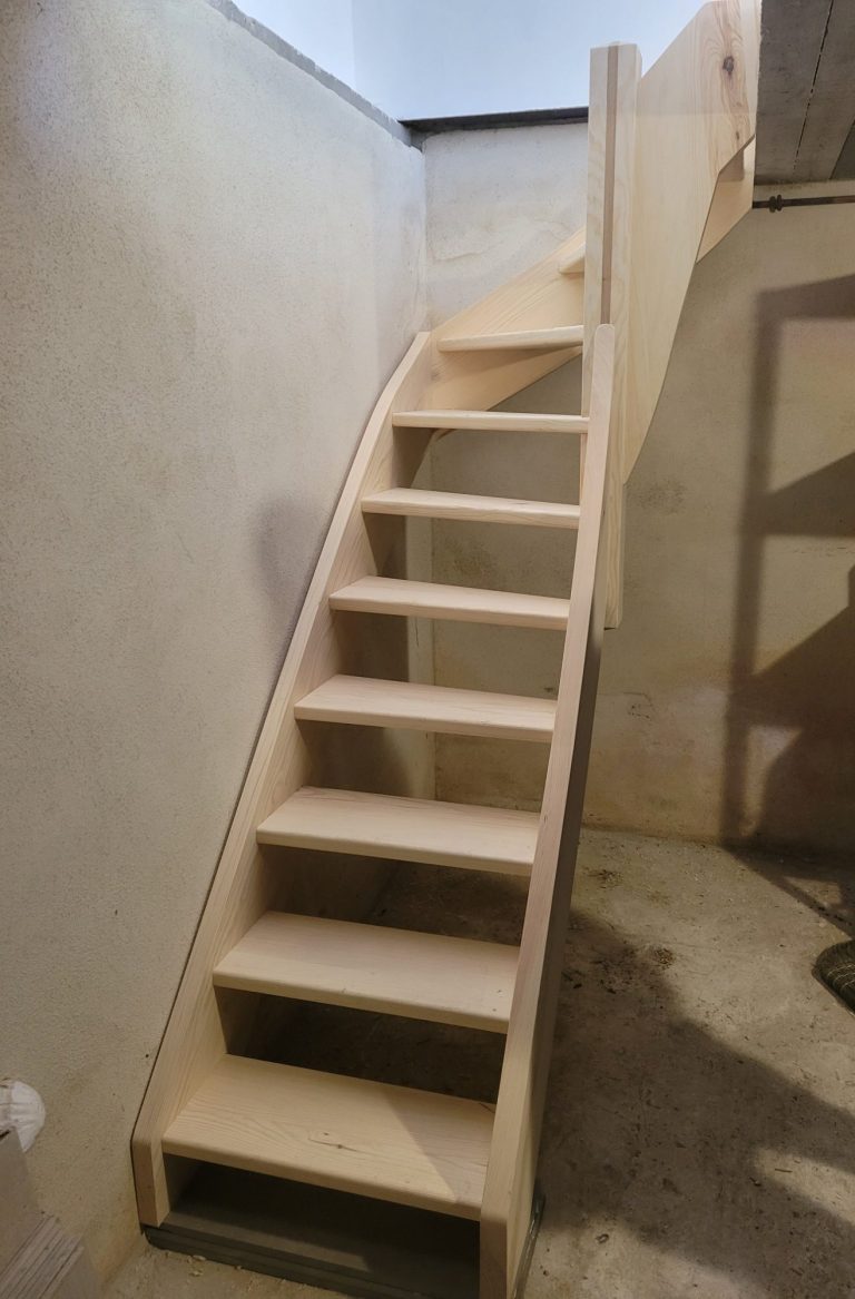 Escalier 1 quart tournant en Pin Sylvestre à Dunière-sur-Eyrieux