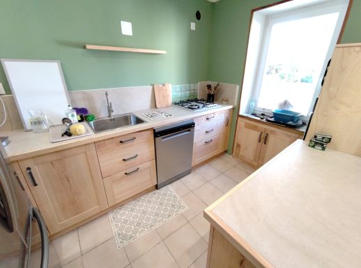 Cuisine en frêne avec plans de travail carrelé